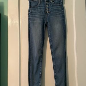 American Eagle size 2 short Super Hi-Rise Jegging with buttons good condition